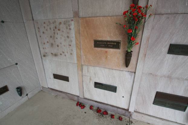 Hugh Hefner has reserved the crypt next to Marilyn Monroe - Los Angeles