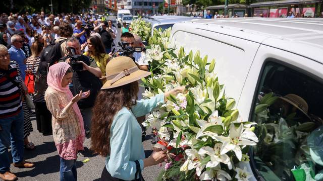 Sarajevo: Obitelji ubijenih u genocidu u Srebrenici ispratile su kombije u kojima se nalaze posmrtni ostaci ubijenih