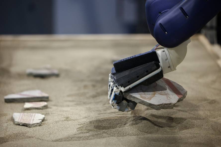Robot assistant helps archaeologists piece together Pompeii's frescoes