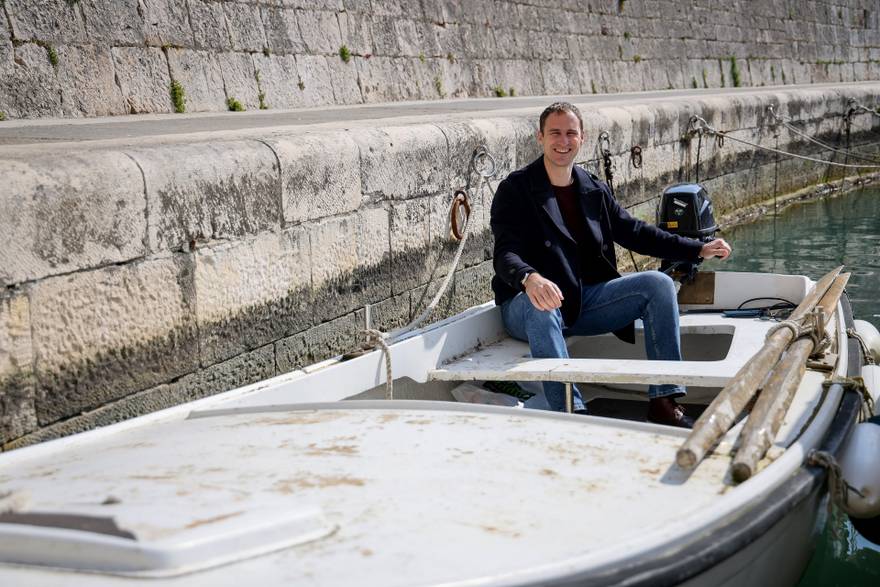 Zadar: Profesor Kre&scaron;imir Grbi&cacute; iz Kali na otoku Ugljanu do Zadra svakodnevno plovi svojim kai&cacute;em