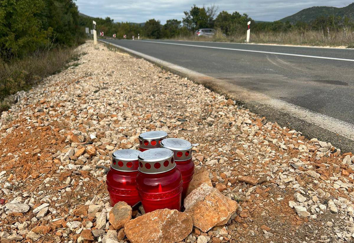 Rodbina pali svijeće za poginule sestre, muškarac koji je skrivio nesreću je teško ozlijeđen