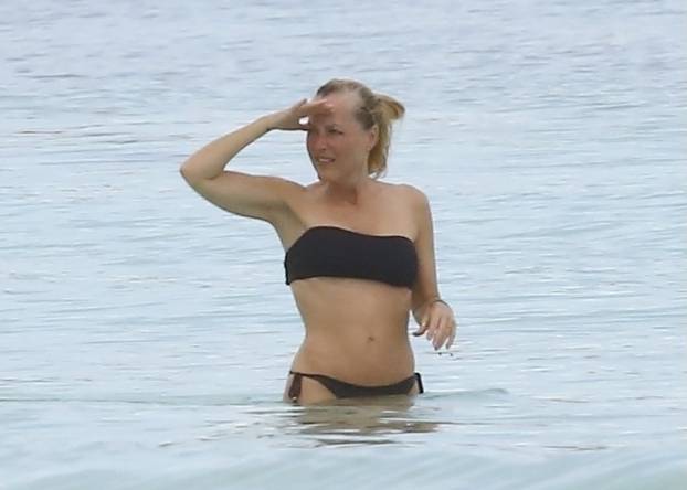 *PREMIUM-EXCLUSIVE* 'The Crowns' Gillian Anderson Looks Amazing As She Shows Off Her Bikini Body in Tulum With Her Family **WEB EMBARGO UNTIL October 27th, 2024 @7pm ET**