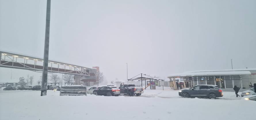 VIDEO Kolaps na autocesti A1, ljudi ne mogu skrenuti ni na pumpu: 'Nismo vidjeli ralice...'