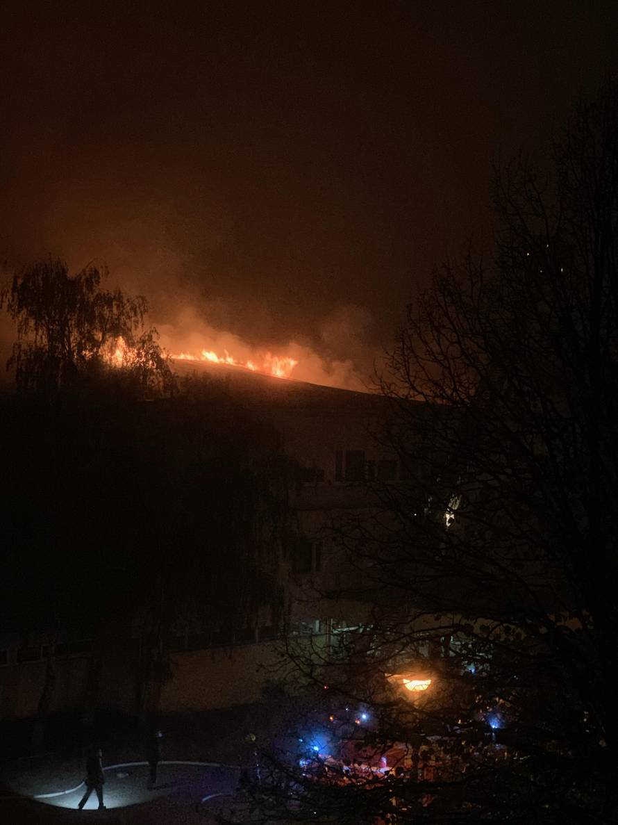 VIDEO Osnovna škola u Zagrebu gorjela više od dva sata, jedan vatrogasac je lakše ozlijeđen