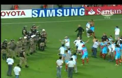 Igrači argentinskog Arsenala tukli se s policijom na terenu