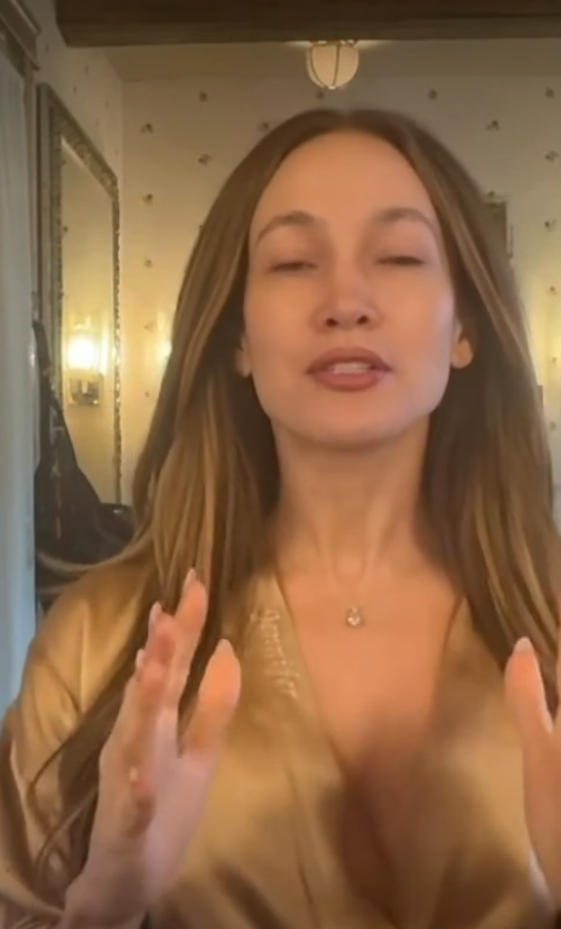 FOTO J. Lo je promovirala svoju šminku u kućnom izdanju, svi su gledali nosi li išta ispod ogrtača