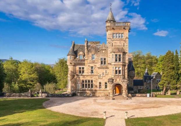 FOTO Dvorci diljem svijeta na prodaju! Neki imaju 200 soba, tamnice, jezera, šume i potoke