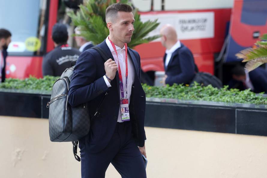 Stigli u Dohu: Igrači hrvatske nogometne reprezentacije u sjajnom raspoloženju ispred hotela Hilton