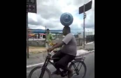 Bocu plina 'posadio' na glavu pa biciklom krenuo kroz grad