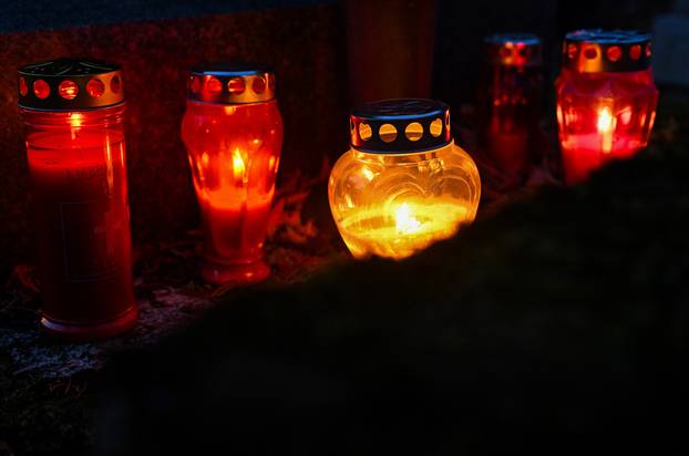 Paljenje svijeća na gradskom groblju Mirogoj