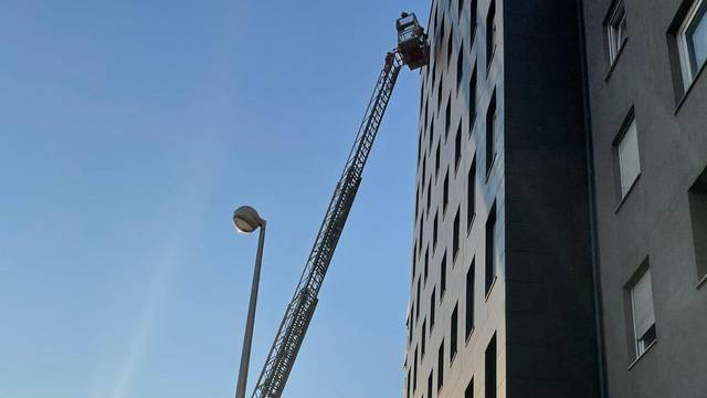 Drama u Dubravi: Starija žena zaglavila u stanu, vatrogasci su je morali izvlačiti kroz prozor