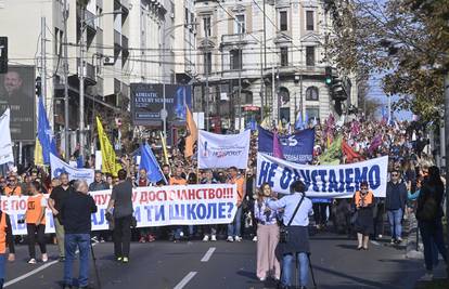 FOTO Veliki štrajk nastavnika u Beogradu: 'Naše plaće su male, mi ovako ne možemo raditi'