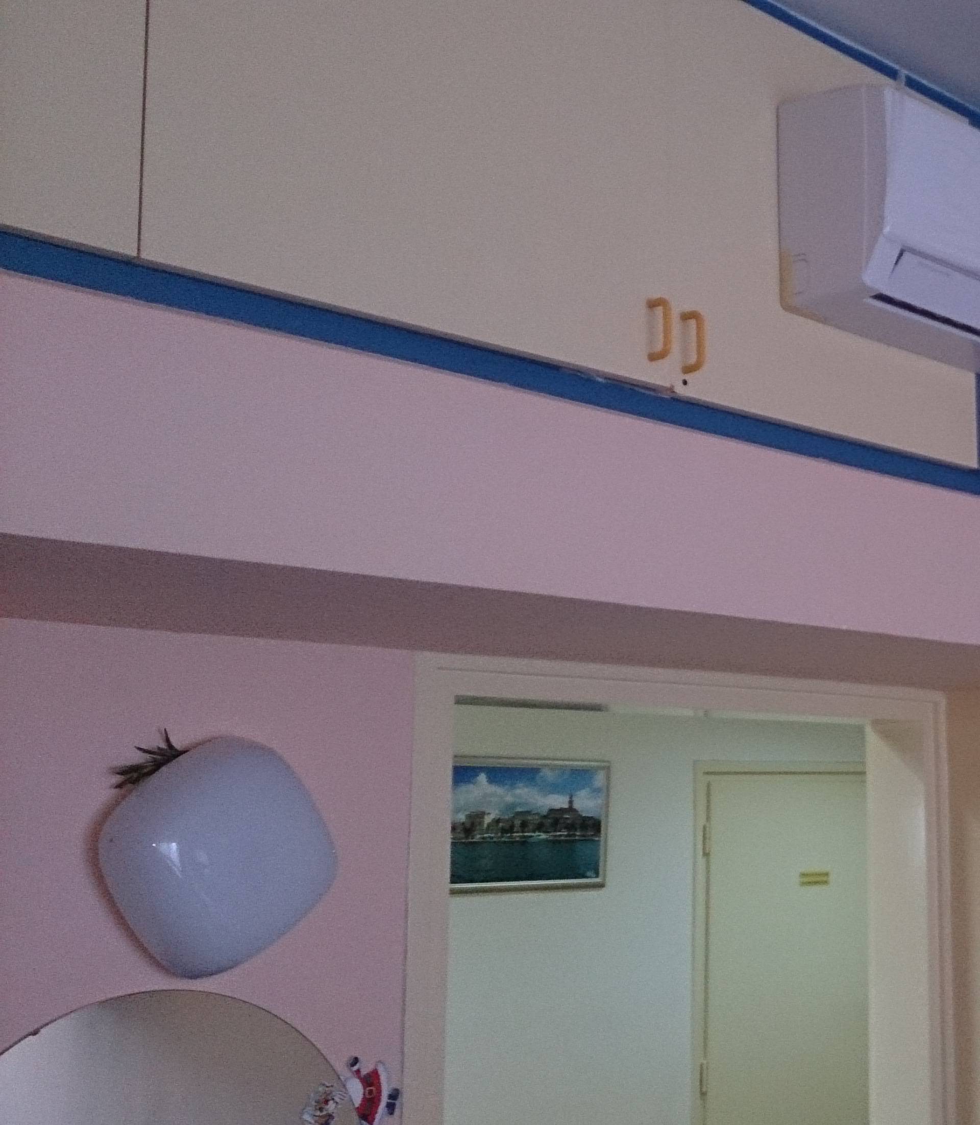 Kakvo rješenje: Klimu u bolnici u Splitu postavili na ormariće