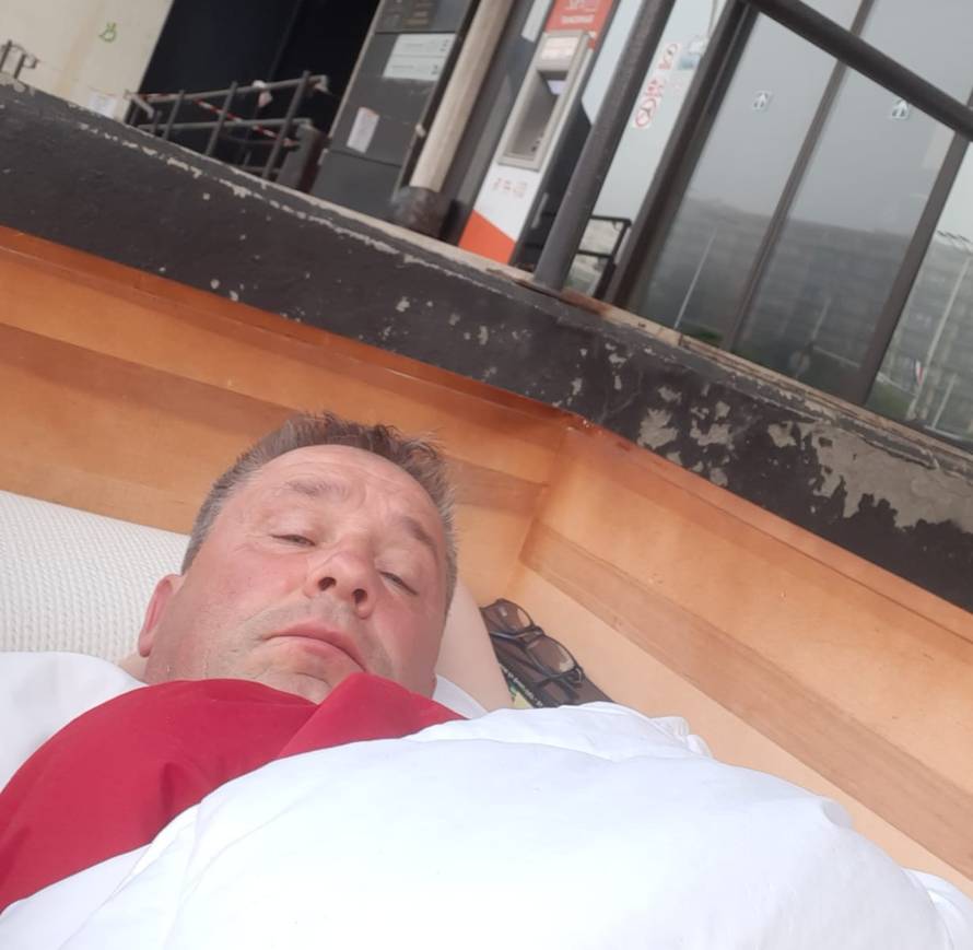 Obrtnik koji štrajka u Zagrebu proveo je noć u lijesu ispred Ministarstva: 'Ostajem ovdje'