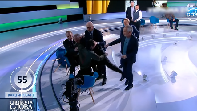 VIDEO  Novinar i proruski političar potukli se usred emisije: 'Ti si izdajica!'
