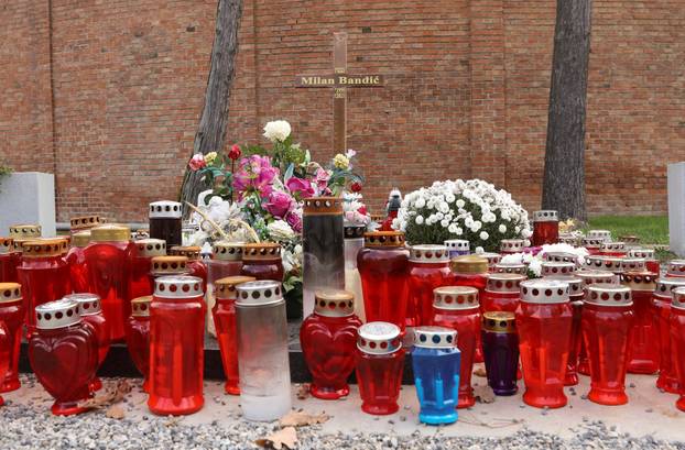 Zagreb: Grob Milana Bandića pun svijeća uoči blagdana Svih svetih
