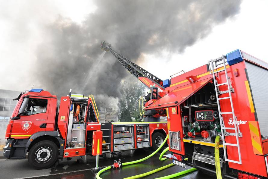 U industrijskoj zoni u Pribislavcu izbio je veliki požar