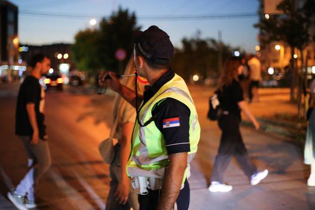 Novi Pazar: Građani i studenti održali su 17 minuta tišine ispred Gradske uprave, nakon toga su nastavili blokirati magistralni put