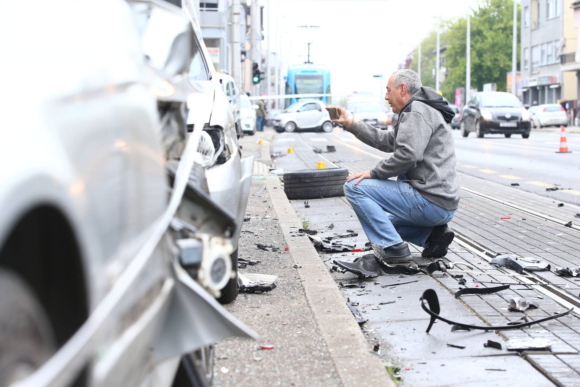 Zagreb: Automobilom u Dubravi udario u parkirane automobile i završio na krovu