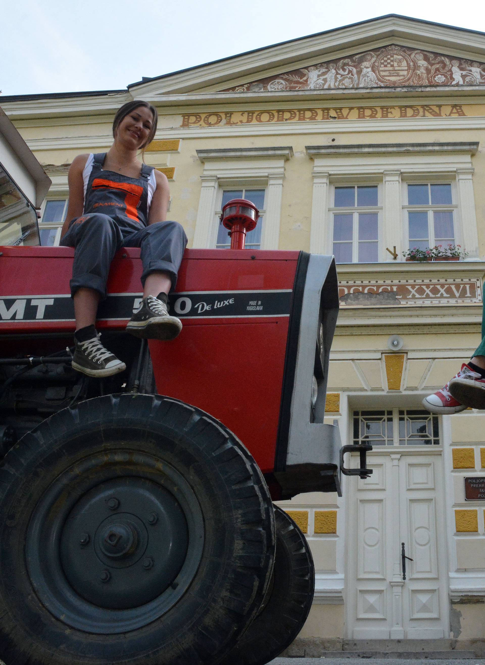 Život na selu: 'Ma kakav princ, nas na maturu fura traktor...'