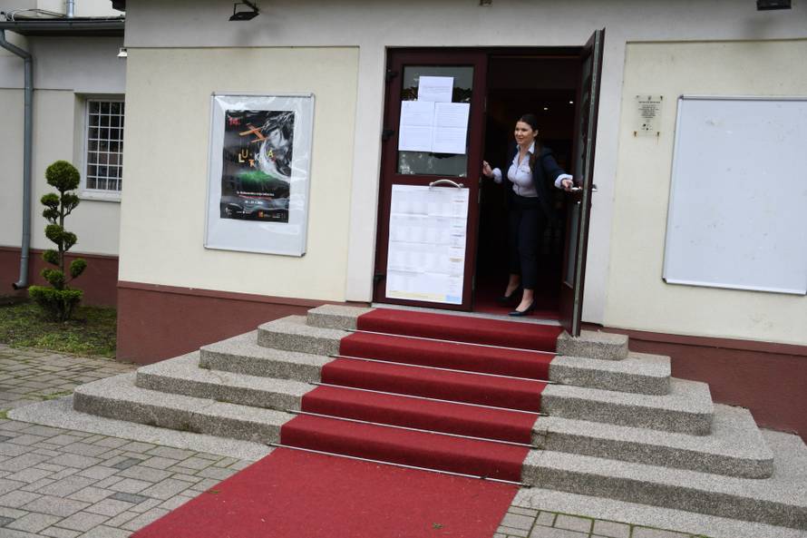 Građani Virovitice glasali su na crvenom tepihu jer je biračko mjesto bilo u  Gradskom kazalištu Virovitica