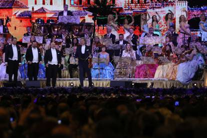 FOTO Spektakl u zagrebačkoj Areni: Violinist André Rieu je s orkestrom oduševio publiku