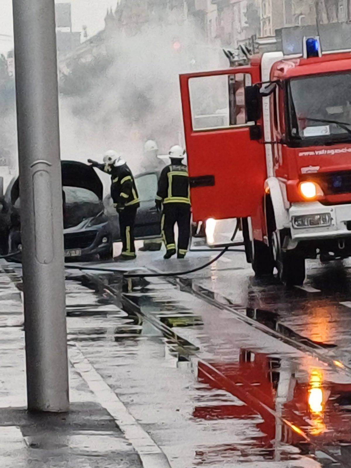 VIDEO Zapalio se auto u centru Osijeka, nitko nije ozlijeđen: 'To je naša rutinska intervencija'