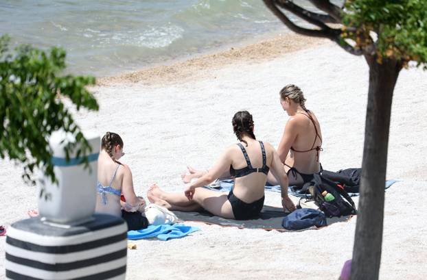 Na šibenskoj plaži Banj nekoliko osoba se sun?a
