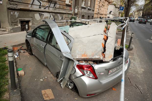 Zagreb: Nakon ju?erašnjeg potresa po gradu su još uvijek razbijeni automobili 