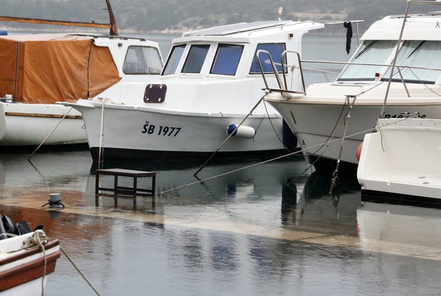 Šibenik: Jugo potopilo Dolac, cijela riva je pod morem