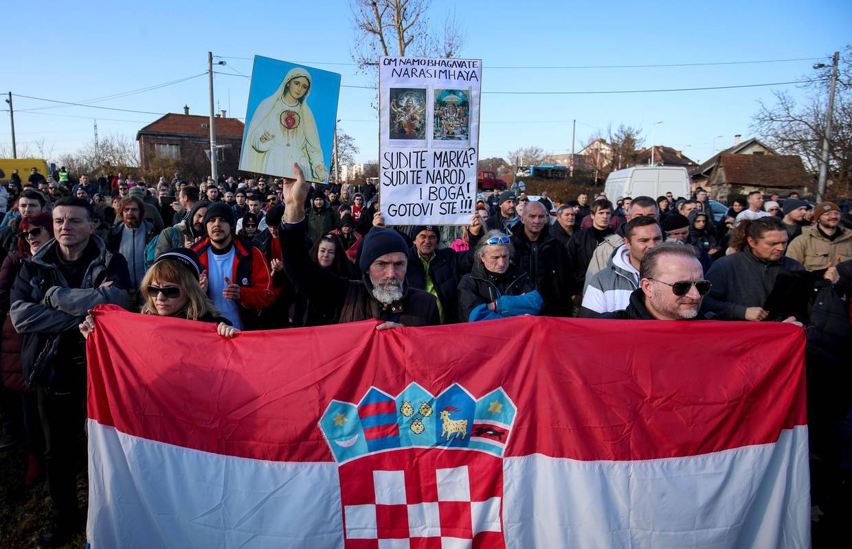 Prosvjed ispred Remetinca, na megafon vikali: 'Pustite Marka, uzmite Plenkovića i Beroša!'