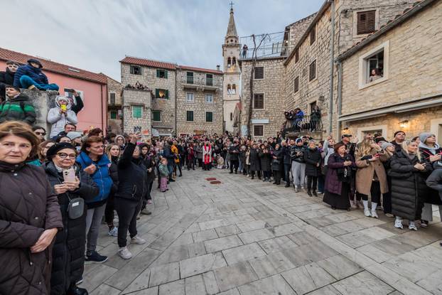 Završena procesija Za križen na Jelsi 