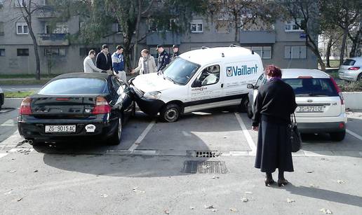 Sletio s ceste na parkiralište i zabio se u parkirani automobil