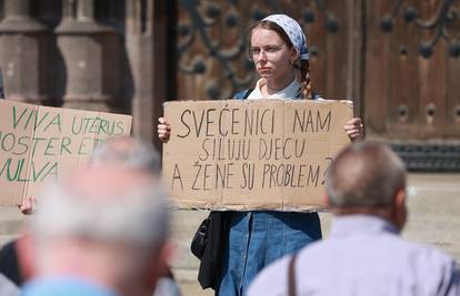 FOTO Pred 'klečavce' u Osijeku stale prosvjednice,  izrazile stav brojnim transparentima
