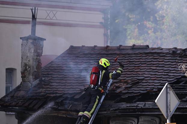 Zagreb: Požar u napuštenoj baraci kod Zapadnog kolodvora