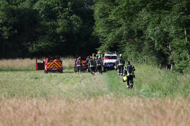 Zagreb: U šumi kraj Kerestinca srušio se manji zrakoplov