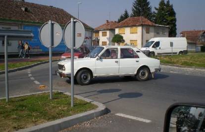 Pomutnja u kružnom toku: Vozač ušao u krivi smjer