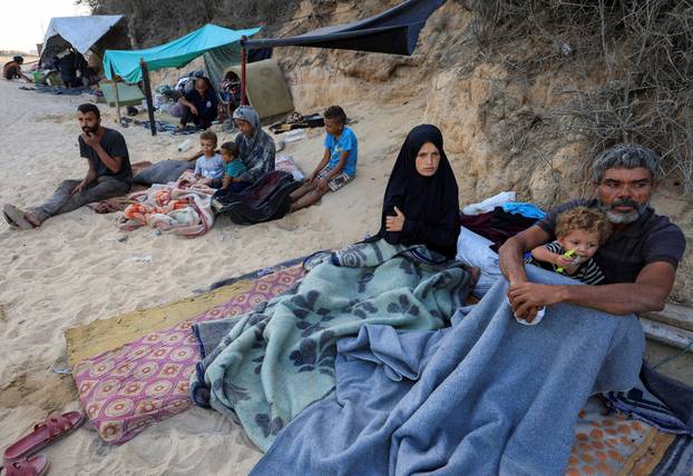 Gaza mother goes into labor while fleeing, loses newborn twins