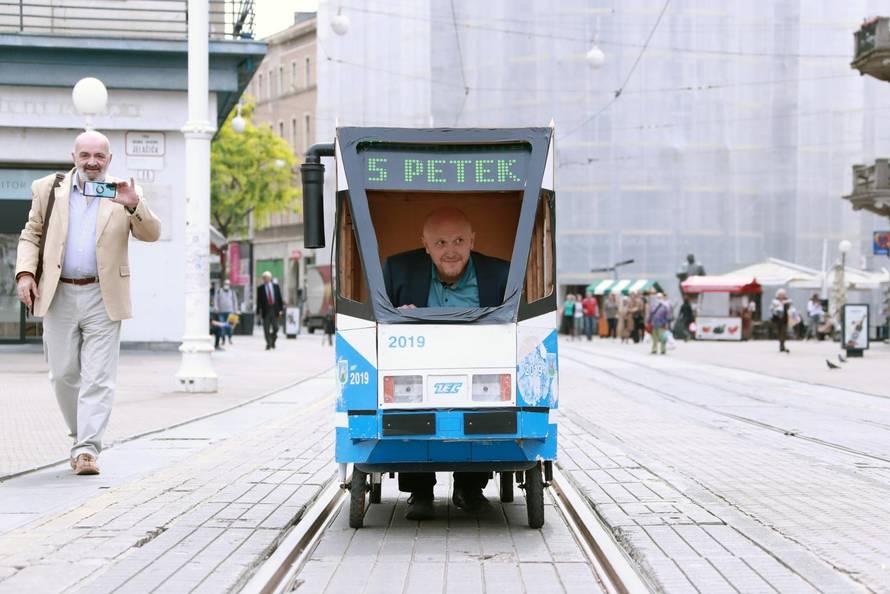Petek je na Trg bana Jelačića stigao u 'tramvaju' broj 5