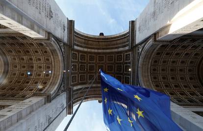 Francuski desničari protiv EU zastave na Slavoluku pobjede: 'Napad na nacionalni identitet'