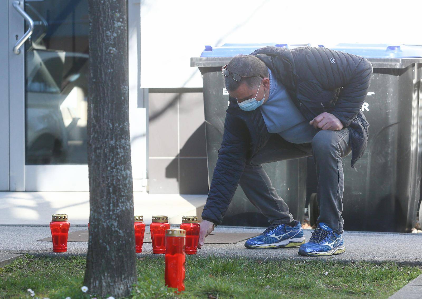 Zagreb: Građani pale svijeće ispred zgrade u kojoj je živio gradonačelnik