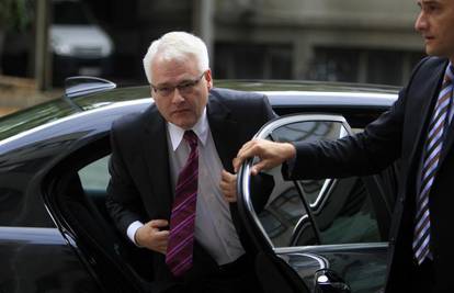 Josipović: Jasno je kako netko iz Vlade laže o privatizaciji Ine