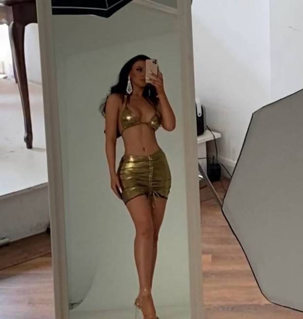 FOTO 'Svi misle da sam glupa jer poziram gola, a završila sam studij na Harvardu!'