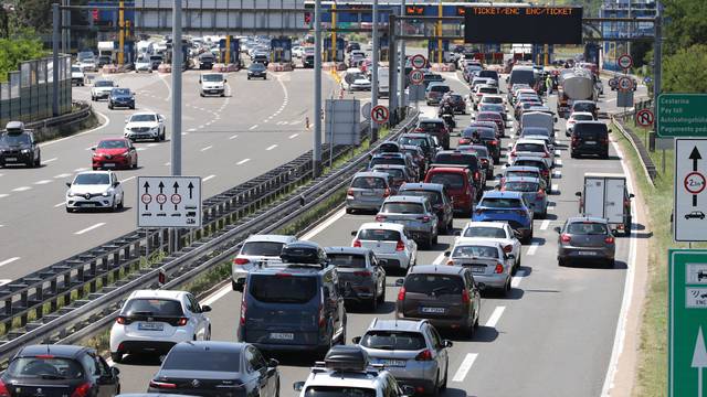 Zagreb: Gužve na naplatnim kućicama u Lučkom prema moru