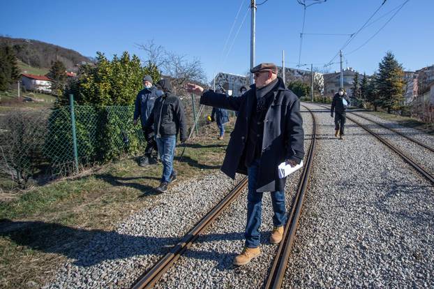 Zagreb: Marijan Kos blokirao tramvajsku prugu kojom vozi tramvajska linija broj 15