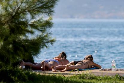 FOTO Pohrlili na plaže u Zadru i Omišu, govore: 'Vratilo se ljeto'