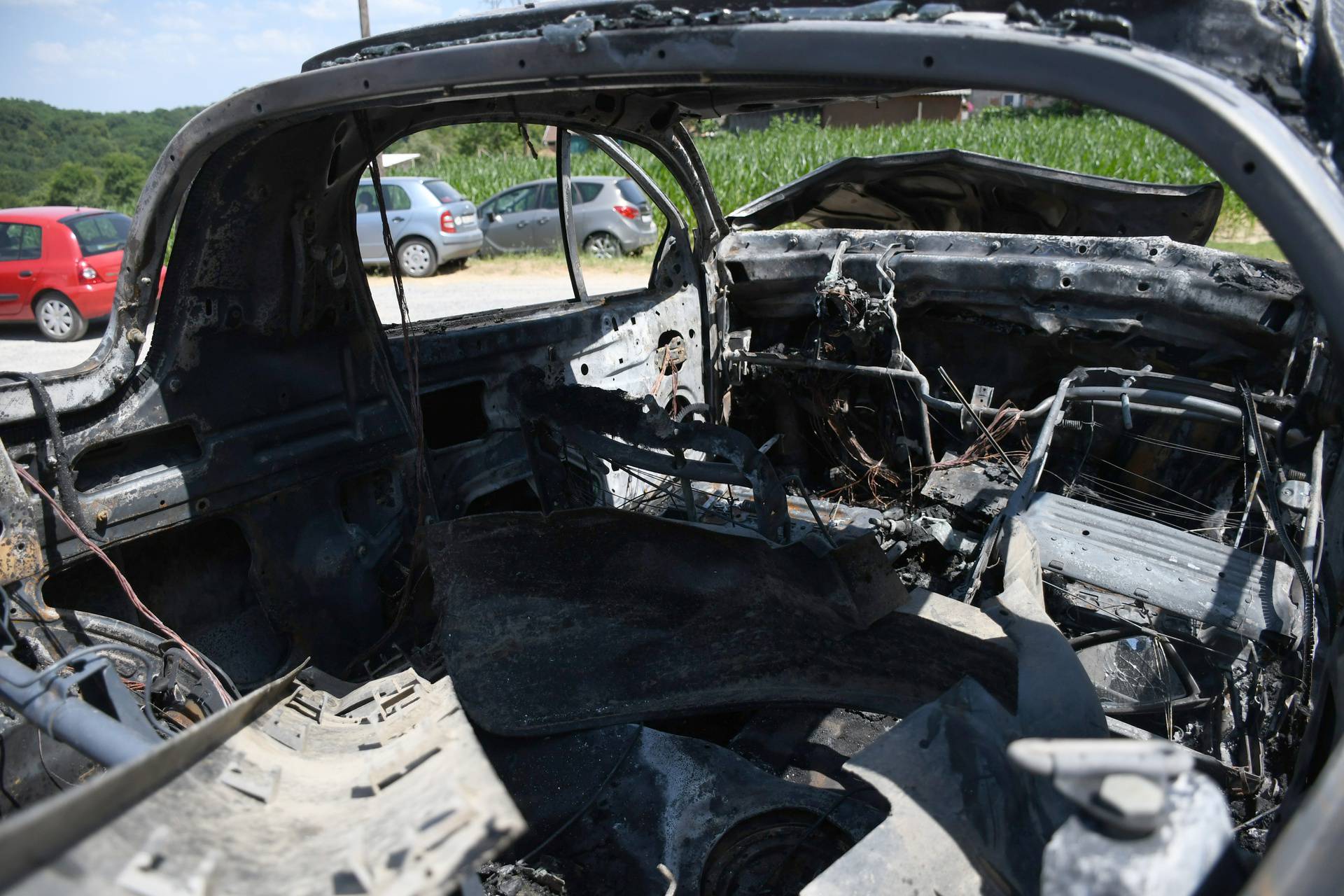 Troje ozlijeđenih u sudaru kod  Daruvara, jedan automobil potpuno izgorio nakon nesreće