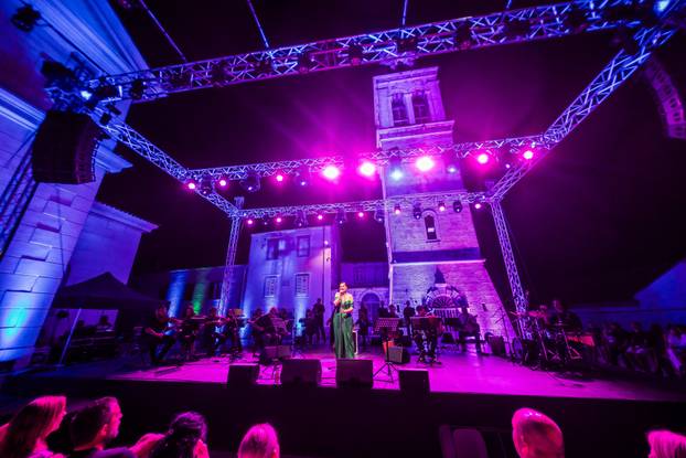 Vela Luka:  Koncert Nine Bardić i Acustic benda povodom manifestacije Trag u Beskraju
