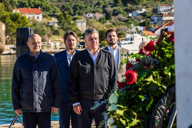 Drvenik Veli: Predsjednik Zoran Milanović položio je vjenac na spomen obilježju “Majka Domovina”