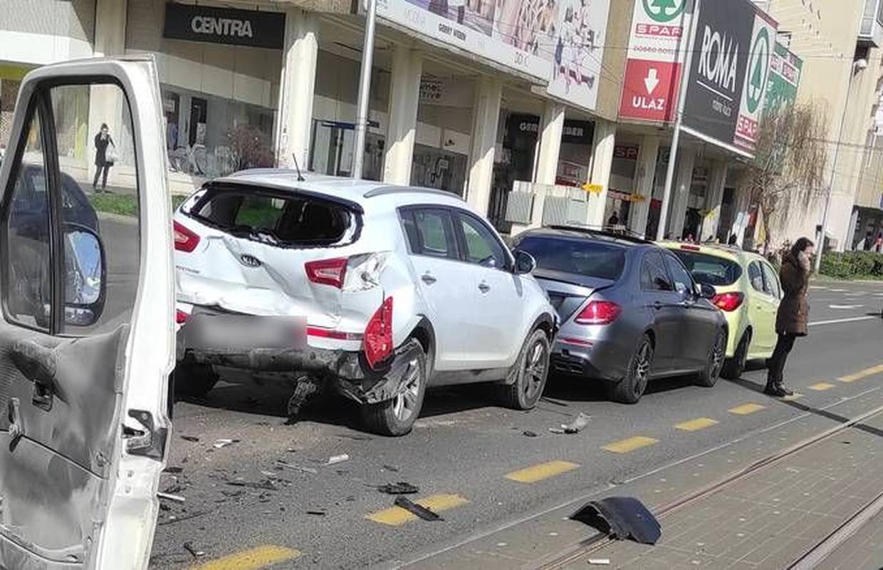 VIDEO Sudarila se četiri auta u Dubravi. Stigla i Hitna pomoć